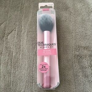 BNIB REAL TECHNIQUES BRUSH FOR BLUSH + BRONZER